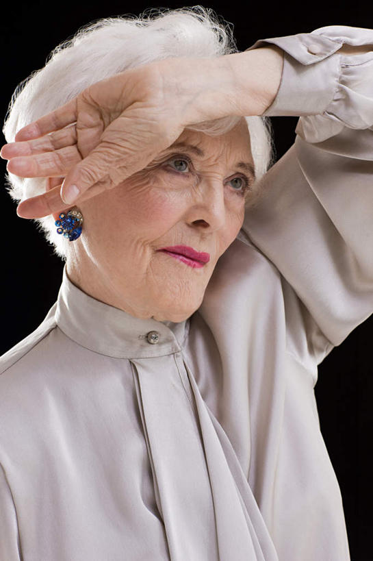 西方人,脸,头,脸颊,手,头发,一个人,竖图,室内,特写,白天,正面,化妆,美容,欧洲,欧洲人,仅一个女性,仅一个人,护肤,黑色背景,服装,注视,休闲装,衣服,白色,耳环,观察,看,保养,享受,休闲,手部,休闲服,放松,遮,遮掩,保健,摄影,服饰,仅一个老年女性,影棚,观看,察看,掩盖,遮挡,关注,遮盖,养颜,掩饰,耳饰,老年女性,女人,女性,白种人,头部,直发,脸部,脸蛋,面部,半身,彩图,影棚拍摄,拍摄,短发