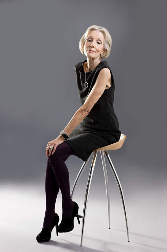 西方人,一个人,坐,竖图,室内,白天,正面,高跟鞋,时尚,鞋子,椅子,欧洲,欧洲人,仅一个女性,仅一个人,撑,灰色背景,服装,二郎腿,托腮,注视,休闲装,装饰品,衣服,饰品,手链,首饰,观察,看,托,休闲,休闲服,摄影,服饰,手镯,仅一个老年女性,影棚,观看,吧椅,察看,关注,时髦,托下巴,镯子,吧台椅,酒吧椅,时兴,老年女性,女人,女性,白种人,坐着,彩图,全身,影棚拍摄,拍摄