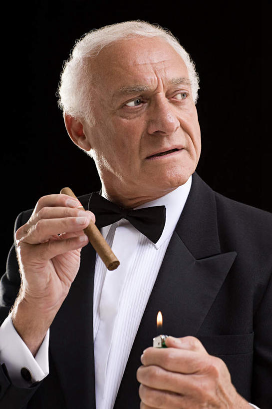 西方人,一个人,站,竖图,室内,特写,白天,正面,衬衫,西装,热情,香烟,火,欧洲,欧洲人,仅一个男性,仅一个人,握,黑色背景,套装,正装,火焰,领结,燃烧,拿,拿着,注视,职业装,观察,看,站着,仅一个老年男性,享受,打火机,雪茄,烟,握着,摄影,影棚,观看,察看,关注,淡定,从容,老年男性,男人,男性,白种人,烟草,站立,半身,彩图,影棚拍摄,衬衣,拍摄