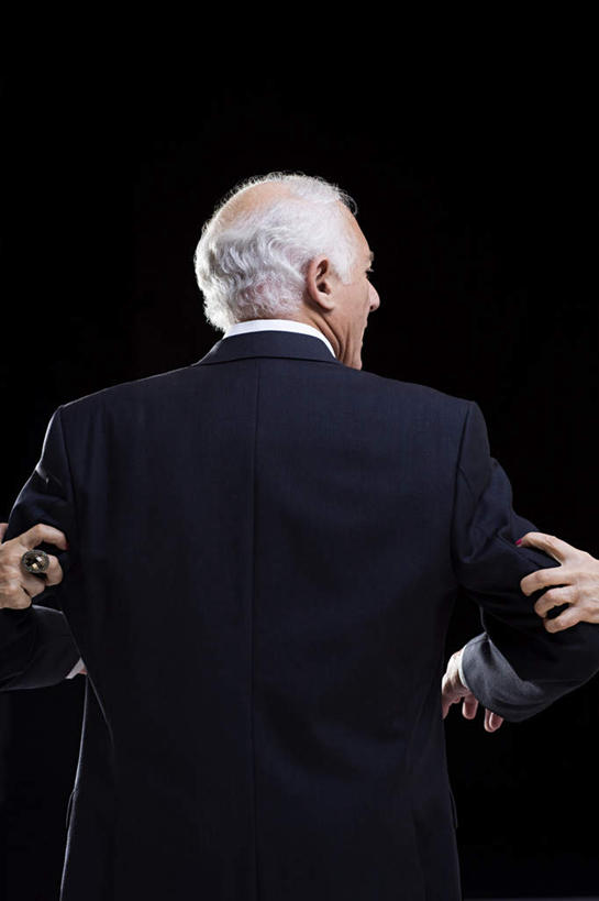 西方人,手,三个人,家庭,夫妻,拉,竖图,室内,白天,衬衫,西装,爱情,欧洲,欧洲人,黑色背景,套装,正装,领带,浪漫,注视,职业装,装饰品,背面,戒指,饰品,首饰,观察,看,温暖,温馨,一家人,手部,恩爱,恋人,摄影,影棚,观看,信物,和睦,察看,权利,关注,手饰,老年男性,老年女性,男人,男性,女人,女性,白种人,夫妇,情侣,半身,彩图,影棚拍摄,衬衣,拍摄,伴侣,融洽