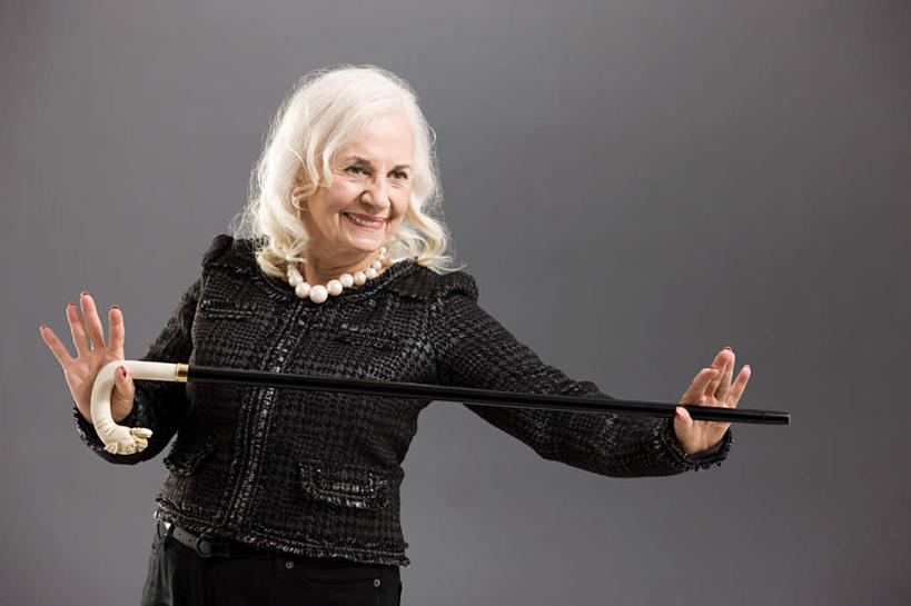 西方人,一个人,站,笑,微笑,露齿笑,横图,室内,白天,正面,欧洲,欧洲人,仅一个女性,仅一个人,表演,灰色背景,服装,工具,注视,休闲装,扮演,衣服,观察,看,站着,休闲,休闲服,器械,摄影,服饰,仅一个老年女性,影棚,拐杖,观看,手杖,察看,演出,关注,医疗器械,辅助设备,老年女性,女人,女性,白种人,站立,半身,彩图,影棚拍摄,拍摄