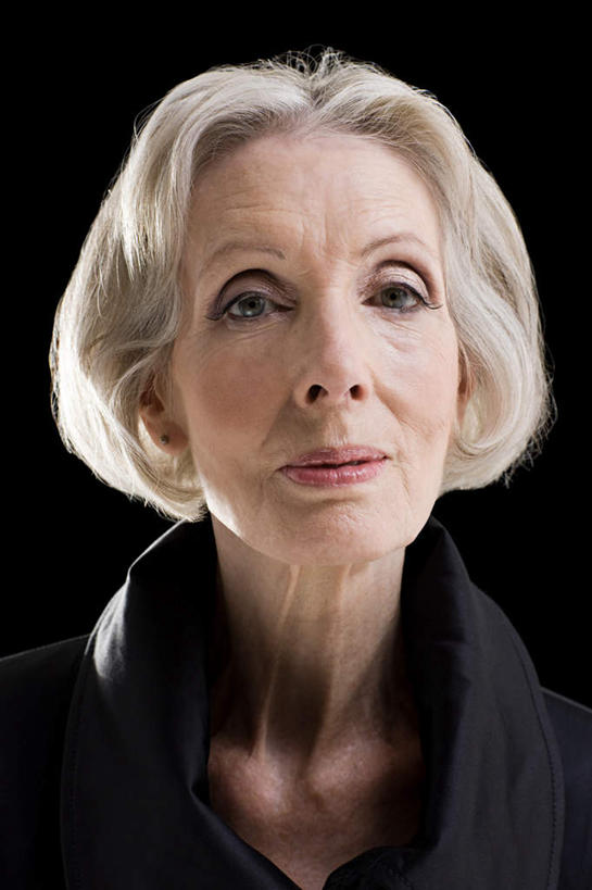 西方人,脸,头,脸颊,头发,一个人,竖图,室内,特写,白天,正面,化妆,美容,欧洲,欧洲人,仅一个女性,仅一个人,护肤,黑色背景,服装,注视,休闲装,衣服,白色,观察,看,保养,享受,休闲,休闲服,放松,保健,摄影,服饰,仅一个老年女性,影棚,观看,察看,关注,养颜,老年女性,女人,女性,白种人,头部,长发,直发,脸部,脸蛋,面部,半身,彩图,影棚拍摄,拍摄