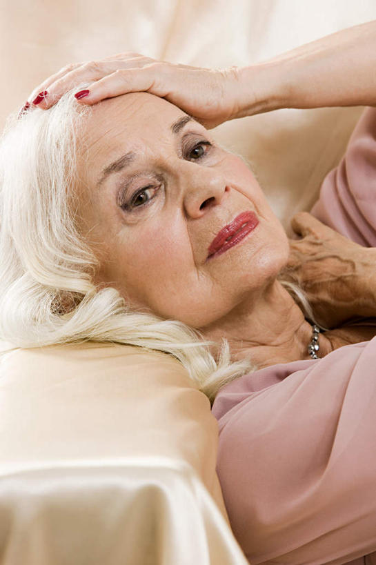 西方人,脸,头,脸颊,手,头发,一个人,躺,摸,竖图,俯视,室内,特写,白天,化妆,美容,欧洲,欧洲人,仅一个女性,仅一个人,抚摸,护肤,服装,装饰,丝绸,丝带,缎带,指甲油,注视,休闲装,绸带,衣服,白色,观察,看,保养,享受,休闲,手部,休闲服,放松,保健,摄影,服饰,仅一个老年女性,影棚,观看,华丽,修饰,点缀,察看,关注,养颜,衬托,美观,雅致,雅观,卧着,老年女性,女人,女性,白种人,头部,长发,直发,脸部,脸蛋,面部,触摸,接触,躺着,卧,半身,彩图,高角度拍摄,影棚拍摄,拍摄