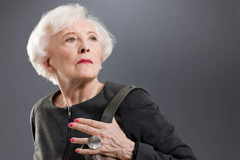 西方人,脸,头,脸颊,手,头发,一个人,横图,室内,特写,白天,正面,爱情,化妆,美容,项链,欧洲,欧洲人,仅一个女性,仅一个人,护肤,灰色背景,服装,装饰,包,皮包,浪漫,指甲油,注视,休闲装,装饰品,衣服,白色,戒指,饰品,首饰,观察,看,保养,享受,休闲,手部,休闲服,恩爱,放松,保健,摄影,服饰,仅一个老年女性,影棚,观看,华丽,修饰,单肩包,信物,点缀,察看,权利,关注,养颜,衬托,美观,雅致,雅观,手饰,老年女性,女人,女性,白种人,头部,长发,直发,脸部,脸蛋,面部,半身,彩图,影棚拍摄,拍摄