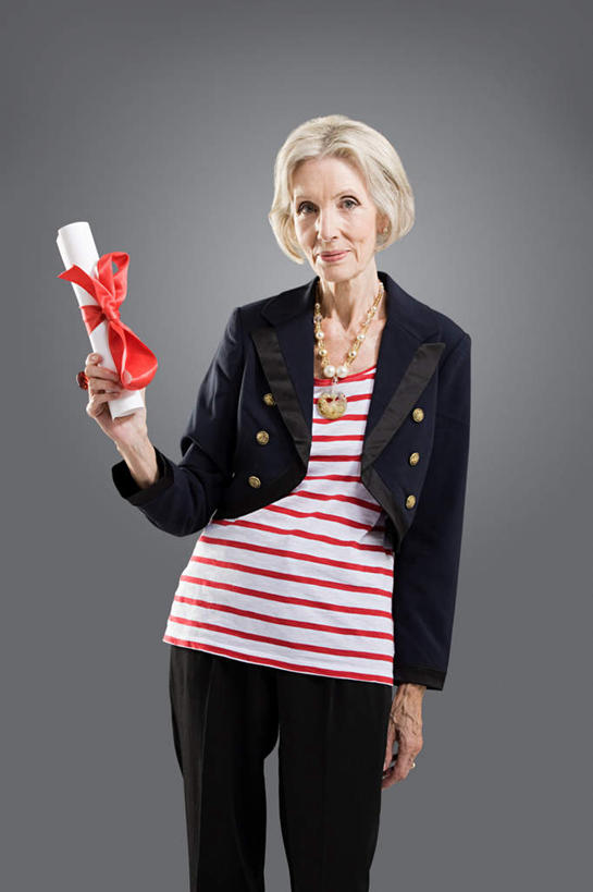 西方人,一个人,站,竖图,室内,白天,正面,欧洲,欧洲人,仅一个女性,仅一个人,握,灰色背景,服装,丝绸,丝带,文凭,缎带,拿,拿着,注视,休闲装,绸带,衣服,红色,观察,看,站着,休闲,休闲服,握着,摄影,服饰,仅一个老年女性,影棚,观看,察看,证书,关注,学位证,学位证书,老年女性,女人,女性,白种人,站立,半身,彩图,影棚拍摄,拍摄