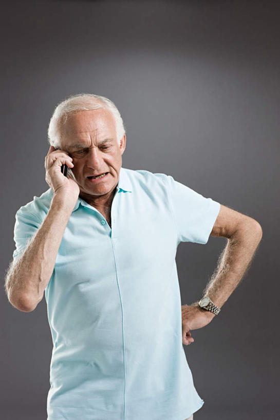 西方人,一个人,站,打电话,竖图,室内,白天,正面,电话,手机,欧洲,欧洲人,仅一个男性,仅一个人,握,灰色背景,服装,时间,时钟,手表,拿,计时,拿着,注视,休闲装,通讯设备,手叉腰,衣服,钟表,叉腰,观察,看,站着,仅一个老年男性,休闲,休闲服,表,握着,摄影,服饰,影棚,观看,腕表,察看,关注,交流,老年男性,男人,男性,白种人,钟,沟通,通话,站立,半身,彩图,影棚拍摄,拍摄