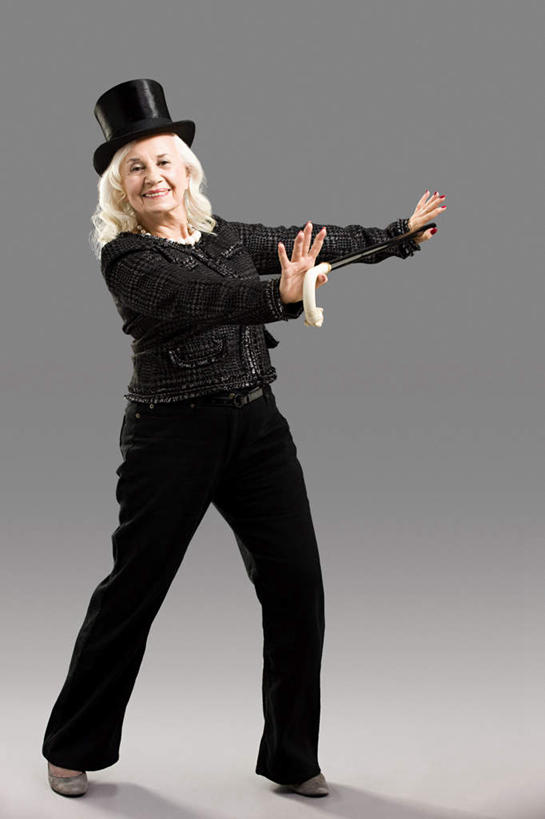 西方人,一个人,站,笑,微笑,露齿笑,竖图,室内,白天,正面,帽子,欧洲,欧洲人,仅一个女性,仅一个人,表演,握,灰色背景,服装,工具,拿,拿着,注视,礼帽,扮演,衣服,观察,看,站着,器械,握着,摄影,服饰,仅一个老年女性,影棚,拐杖,观看,手杖,察看,演出,衣着,穿着,关注,医疗器械,表演服,演出服,辅助设备,衣饰,道具服,老年女性,女人,女性,白种人,站立,彩图,全身,影棚拍摄,拍摄