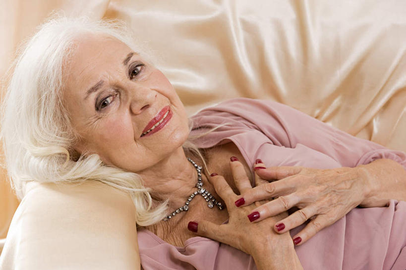 西方人,脸,头,脸颊,手,头发,一个人,躺,摸,横图,俯视,室内,特写,白天,化妆,美容,欧洲,欧洲人,仅一个女性,仅一个人,抚摸,护肤,服装,装饰,丝绸,丝带,缎带,指甲油,注视,休闲装,绸带,衣服,白色,观察,看,保养,享受,休闲,手部,休闲服,放松,保健,摄影,服饰,仅一个老年女性,影棚,观看,华丽,修饰,点缀,察看,关注,养颜,衬托,美观,雅致,雅观,卧着,老年女性,女人,女性,白种人,头部,长发,直发,脸部,脸蛋,面部,触摸,接触,躺着,卧,半身,彩图,高角度拍摄,影棚拍摄,拍摄