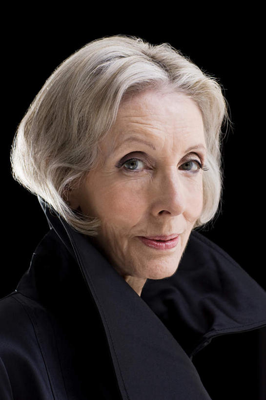 西方人,脸,头,脸颊,头发,一个人,竖图,室内,特写,白天,正面,化妆,美容,欧洲,欧洲人,仅一个女性,仅一个人,护肤,黑色背景,服装,注视,休闲装,衣服,白色,观察,看,保养,享受,休闲,休闲服,放松,保健,摄影,服饰,仅一个老年女性,影棚,观看,察看,关注,养颜,老年女性,女人,女性,白种人,头部,长发,直发,脸部,脸蛋,面部,半身,彩图,影棚拍摄,拍摄