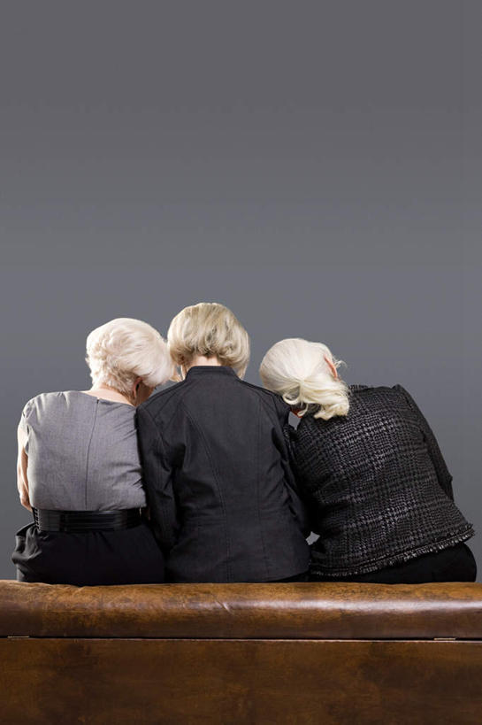 西方人,三个人,伙伴,朋友,坐,竖图,室内,白天,友谊,沙发,欧洲,欧洲人,一排,灰色背景,服装,整齐,休闲装,排列,背面,衣服,休闲,休闲服,摄影,服饰,影棚,队列,友情,老年女性,女人,女性,白种人,坐着,半身,彩图,影棚拍摄,拍摄,皮沙发