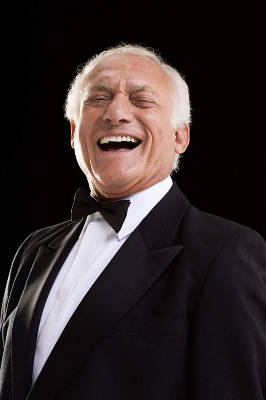 西方人,脸,头,脸颊,一个人,闭眼,笑,大笑,竖图,室内,特写,白天,正面,衬衫,西装,兴奋,欧洲,欧洲人,仅一个男性,仅一个人,黑色背景,套装,正装,领结,职业装,张嘴,仅一个老年男性,摄影,影棚,张大嘴巴,哈哈大笑,老年男性,男人,男性,白种人,头部,脸部,脸蛋,面部,张开嘴,闭眼睛,闭着眼,闭着眼睛,半身,彩图,影棚拍摄,衬衣,高兴,狂笑,拍摄