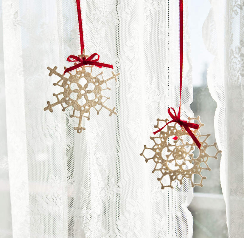 无人,横图,室内,特写,白天,正面,窗户,窗帘,静物,圣诞节,吊挂,悬挂,节日,庆祝,装饰,丝绸,丝带,雪花,缎带,挂,文化,玻璃窗,绸带,帘子,庆典,遮阳,纪念,华丽,修饰,点缀,衬托,美观,雅致,雅观,彩图