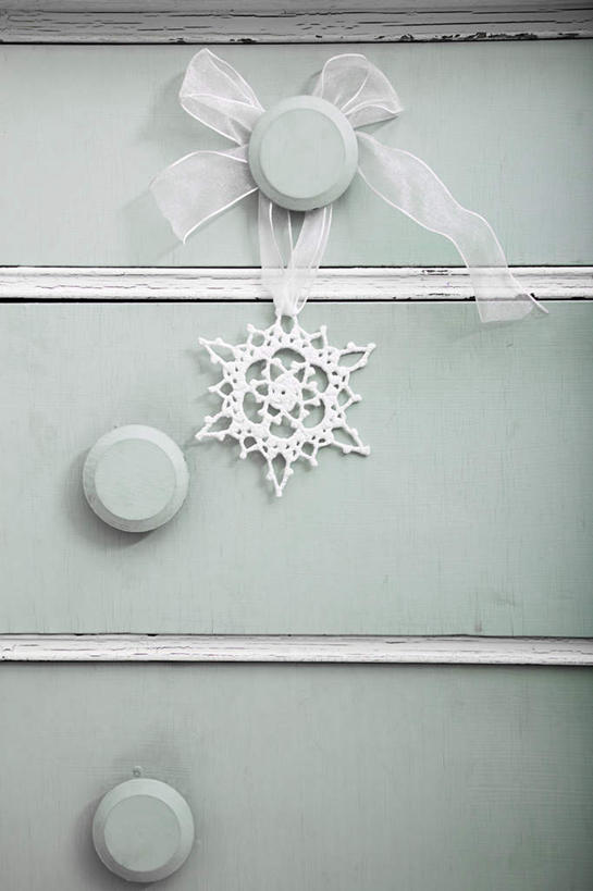 无人,竖图,室内,特写,白天,正面,静物,抽屉,圣诞节,吊挂,悬挂,节日,庆祝,装饰,丝绸,丝带,雪花,缎带,挂,文化,绸带,蝴蝶结,庆典,纪念,华丽,修饰,点缀,衬托,美观,雅致,雅观,彩图