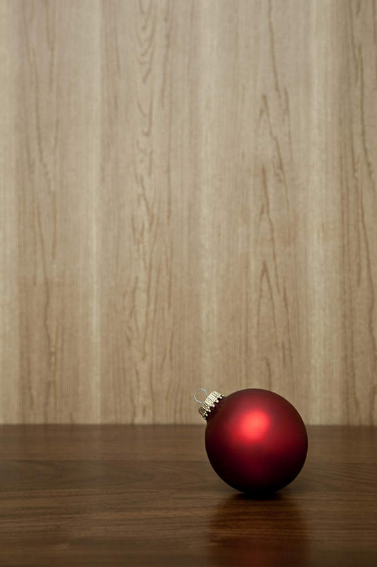 无人,竖图,室内,特写,白天,正面,地板,静物,圣诞节,节日,庆祝,装饰,挂饰,圣诞球,地面,文化,木地板,球,一个,红色,庆典,球体,单个,纪念,华丽,修饰,点缀,衬托,美观,雅致,雅观,彩图
