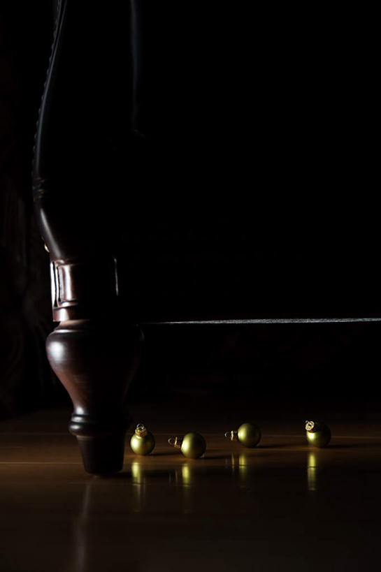 无人,竖图,室内,特写,白天,正面,地板,沙发,静物,圣诞节,五个,许多,阴影,节日,庆祝,装饰,光线,挂饰,影子,灯光,圣诞球,地面,文化,木地板,球,庆典,球体,纪念,华丽,修饰,点缀,布艺沙发,衬托,美观,雅致,雅观,彩图