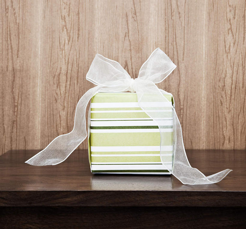 无人,横图,室内,特写,白天,正面,桌面,桌子,静物,礼盒,礼物,圣诞节,节日,庆祝,装饰,木制,丝绸,丝带,纸盒,缎带,文化,绸带,盒子,一个,包装盒,木制品,礼品盒,庆典,礼品,单个,纪念,华丽,修饰,点缀,衬托,美观,雅致,雅观,彩图