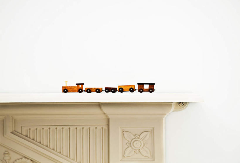 无人,横图,室内,特写,白天,正面,游戏,壁炉,火车,静物,玩具,圣诞节,节日,庆祝,墙,玩,文化,娱乐,墙壁,墙面,车,白色,交通工具,庆典,休闲,益智,活动,纪念,发泄,消遣,智力,载具,宣泄,玩耍,嬉戏,彩图