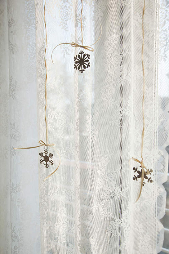 无人,竖图,室内,特写,白天,正面,窗帘,静物,圣诞节,吊挂,悬挂,节日,庆祝,装饰,丝绸,丝带,雪花,缎带,挂,文化,绸带,帘子,庆典,遮阳,纪念,华丽,修饰,点缀,衬托,美观,雅致,雅观,彩图