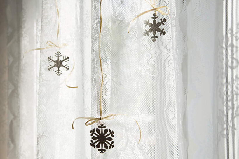 无人,横图,室内,特写,白天,正面,窗帘,静物,圣诞节,吊挂,悬挂,节日,庆祝,装饰,丝绸,丝带,雪花,缎带,挂,文化,绸带,帘子,庆典,遮阳,纪念,华丽,修饰,点缀,衬托,美观,雅致,雅观,彩图