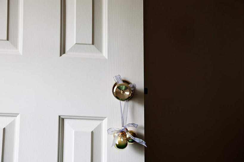 无人,横图,室内,特写,白天,正面,门,静物,圣诞节,吊挂,悬挂,节日,庆祝,装饰,挂饰,丝绸,丝带,缎带,圣诞球,挂,文化,绸带,球,一个,把手,门把手,门框,庆典,球体,单个,纪念,华丽,修饰,门把,点缀,衬托,美观,雅致,雅观,拉手,彩图