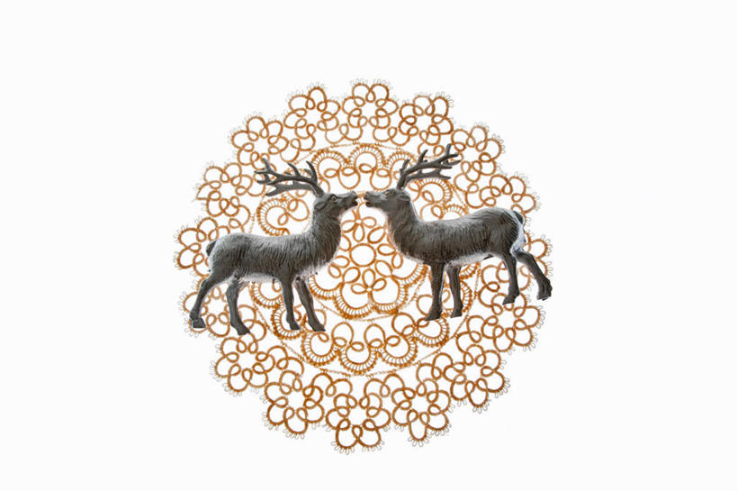 无人,横图,俯视,室内,特写,白天,白色背景,幸福,桌面,桌子,哺乳动物,鹿,野生动物,静物,雕塑,圣诞节,节日,庆祝,艺术,装饰,木制,雕刻,雕像,面,文化,相视,动物,木制品,工艺品,两只,庆典,面对面,可爱,摄影,活泼,影棚,纪念,对视,华丽,修饰,美术,吉祥,点缀,互视,主题,相对,陈列,相看,功能,美学,衬托,美观,雅致,雅观,进取,角鹿,驯鹿,彩图,高角度拍摄,全身,影棚拍摄,拍摄