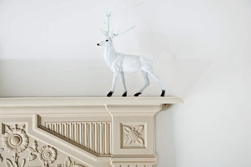 无人,站,横图,室内,特写,白天,侧面,幸福,石头,壁炉,哺乳动物,鹿,野生动物,静物,雕塑,圣诞节,节日,庆祝,艺术,装饰,雕刻,雕像,石子,墙,文化,墙壁,墙面,一只,白色,动物,工艺品,站着,庆典,可爱,活泼,纪念,华丽,修饰,美术,吉祥,点缀,主题,陈列,功能,美学,衬托,美观,雅致,雅观,进取,角鹿,石块,驯鹿,站立,彩图,全身