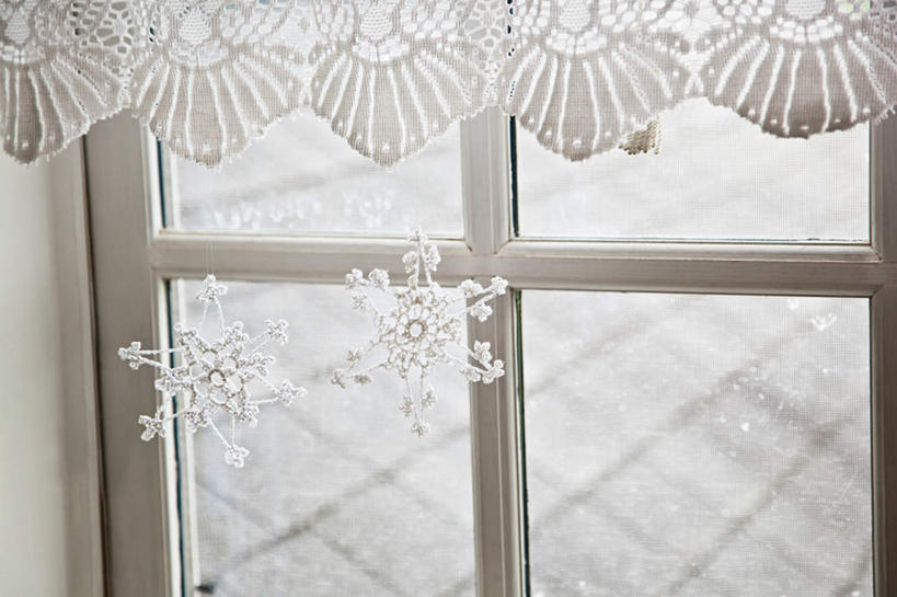 无人,横图,俯视,室内,特写,白天,窗户,窗帘,静物,圣诞节,吊挂,悬挂,节日,庆祝,装饰,丝绸,丝带,雪花,缎带,挂,文化,玻璃窗,绸带,帘子,庆典,遮阳,纪念,华丽,修饰,点缀,衬托,美观,雅致,雅观,彩图,高角度拍摄