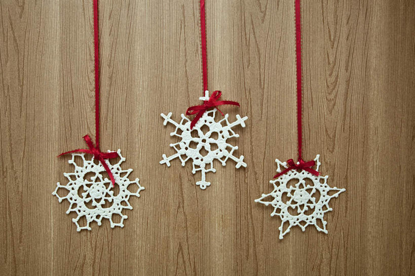 无人,横图,俯视,室内,特写,白天,桌面,桌子,静物,圣诞节,一排,节日,庆祝,整齐,装饰,木制,丝绸,丝带,雪花,缎带,文化,绸带,排列,三个,红色,蝴蝶结,木制品,庆典,纪念,华丽,修饰,点缀,队列,衬托,美观,雅致,雅观,彩图,高角度拍摄