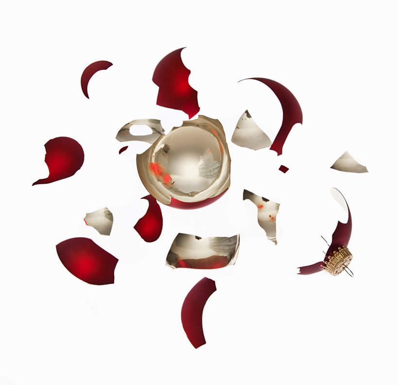 无人,横图,俯视,室内,特写,白天,白色背景,桌面,桌子,静物,圣诞节,节日,破碎,庆祝,装饰,木制,挂饰,圣诞球,文化,球,木制品,庆典,球体,摄影,影棚,纪念,华丽,修饰,点缀,破裂,摧毁,衬托,美观,雅致,雅观,彩图,高角度拍摄,影棚拍摄,拍摄