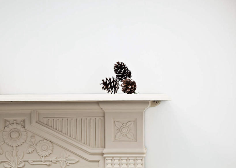 无人,横图,室内,特写,白天,正面,壁炉,静物,圣诞节,节日,庆祝,装饰,墙,坚果,果实,松果,文化,墙壁,墙面,白色,干果,四个,庆典,纪念,华丽,修饰,点缀,松塔,衬托,美观,雅致,雅观,彩图