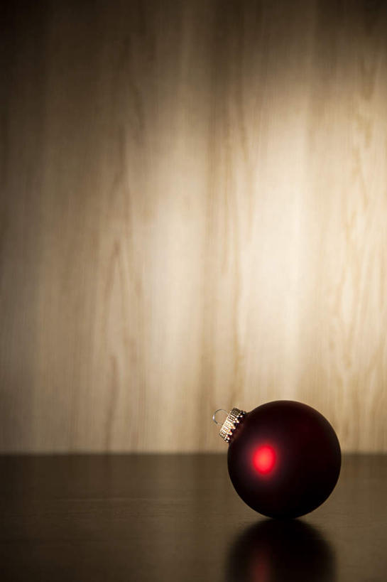 无人,竖图,室内,特写,白天,正面,桌面,桌子,静物,圣诞节,节日,庆祝,装饰,木制,挂饰,圣诞球,文化,球,一个,红色,木制品,庆典,球体,单个,纪念,华丽,修饰,点缀,衬托,美观,雅致,雅观,彩图