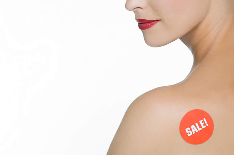 西方人,脸,头,脸颊,一个人,站,笑,微笑,横图,室内,特写,白天,白色背景,欧洲,欧洲人,仅一个年轻女性,仅一个女性,仅一个人,阴影,反射,英文,标签,标志,文字,影子,字符,字母,标识,裸露,肩膀,背面,站着,摄影,影棚,英文字母,裸,尤物,年轻女性,女人,女性,白种人,头部,脸部,脸蛋,面部,站立,半身,彩图,影棚拍摄,拍摄,佳丽,丽人,美人