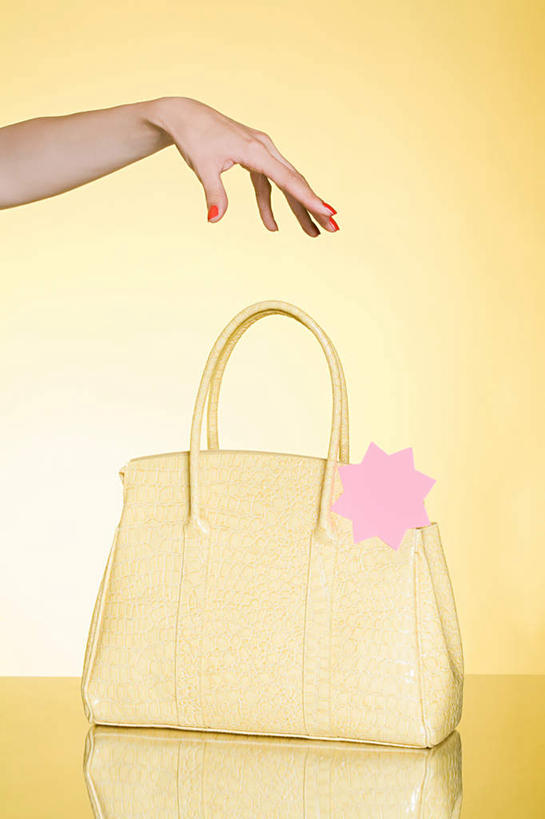 西方人,一个人,竖图,室内,白天,白色背景,正面,桌面,桌子,欧洲,欧洲人,仅一个年轻女性,仅一个女性,仅一个人,阴影,装饰,反射,木制,包,皮包,影子,星星,黄色,木制品,星形,摄影,影棚,华丽,修饰,单肩包,点缀,衬托,美观,雅致,雅观,尤物,年轻女性,女人,女性,白种人,半身,彩图,影棚拍摄,拍摄,佳丽,丽人,美人