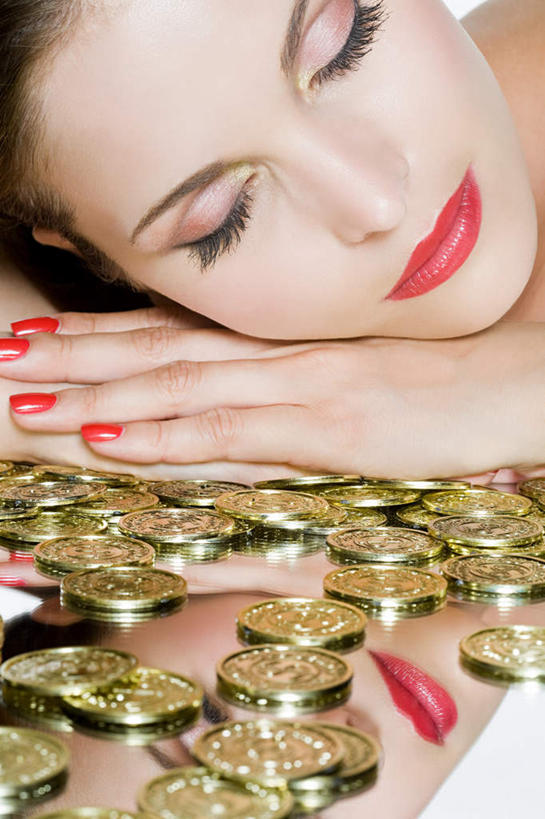 西方人,脸,头,脸颊,一个人,闭眼,睡,竖图,室内,特写,白天,白色背景,正面,化妆,美容,钱,桌子,欧洲,欧洲人,仅一个年轻女性,仅一个女性,仅一个人,许多,护肤,阴影,装饰,反射,钱币,影子,指甲油,排列,红色,唇膏,趴着,保养,享受,休闲,眼影,放松,保健,金融,摄影,影棚,经济,华丽,修饰,点缀,流通,贸易,养颜,衬托,美观,雅致,雅观,摆列,尤物,货币,现金,硬币,年轻女性,女人,女性,白种人,头部,脸部,脸蛋,面部,闭眼睛,闭着眼,闭着眼睛,困,困觉,趴,寝息,睡觉,半身,彩图,影棚拍摄,拍摄,布列,分列,佳丽,丽人,美人