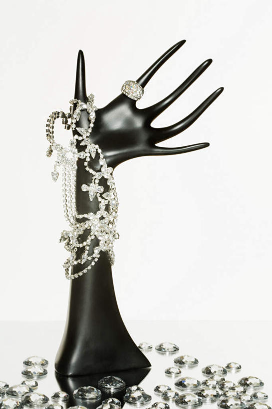 手,无人,竖图,室内,特写,白天,白色背景,正面,爱情,奢侈,静物,项链,珠宝,许多,阴影,反射,矿石,影子,浪漫,钻石,装饰品,排列,戒指,模型,饰品,首饰,手部,恩爱,摄影,影棚,单手,金刚石,昂贵,坚硬,信物,贵重,宝石,张开五指,权利,坚定,信念,手饰,约定,摆列,宝贵,彩图,影棚拍摄,拍摄,五指张开,布列,分列