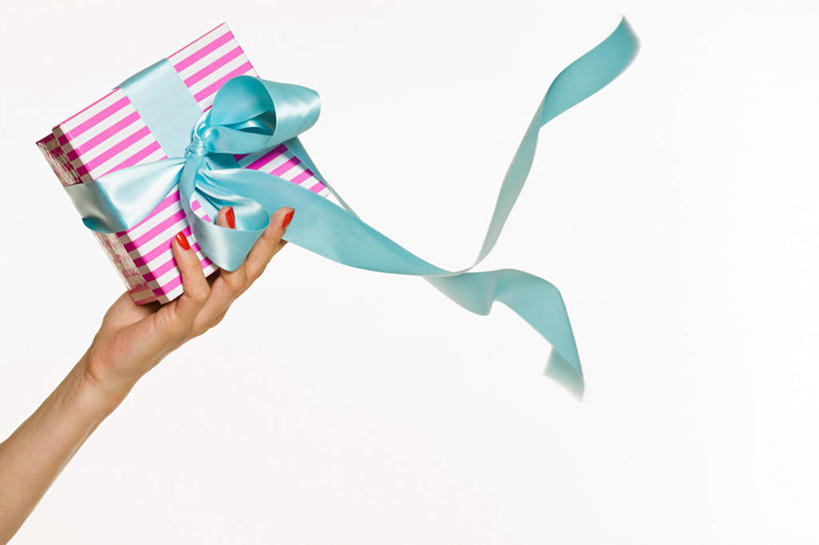西方人,手,一个人,举,横图,室内,特写,白天,白色背景,正面,礼盒,礼物,欧洲,欧洲人,仅一个年轻女性,仅一个女性,仅一个人,阴影,反射,丝绸,丝带,影子,纸盒,缎带,绸带,盒子,一个,蓝色,包装盒,礼品盒,托,手部,摄影,礼品,影棚,单个,单手,年轻女性,女人,女性,白种人,举起,举手,举着,向上举,向上伸,向上托,半身,彩图,影棚拍摄,拍摄