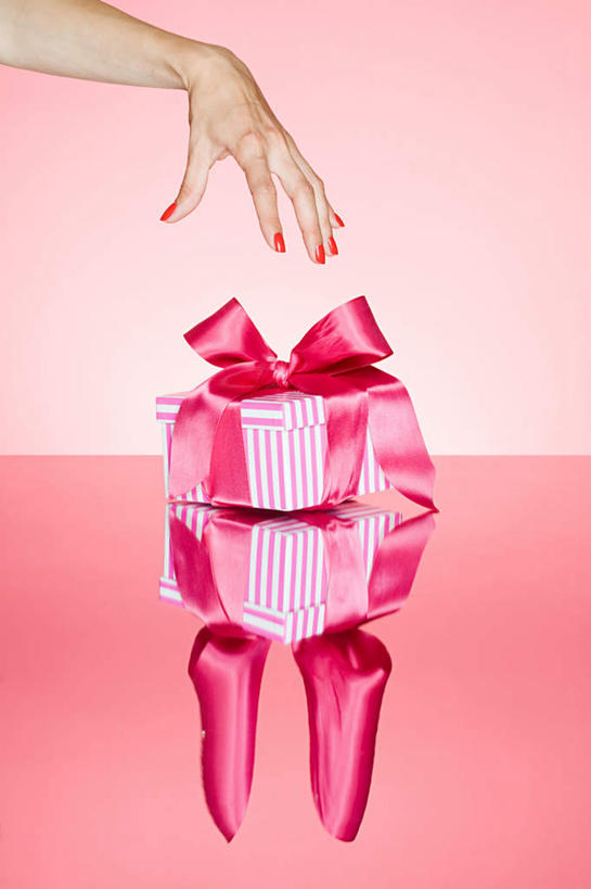 西方人,手,一个人,竖图,室内,特写,白天,正面,礼盒,礼物,欧洲,欧洲人,仅一个年轻女性,仅一个女性,仅一个人,阴影,粉色背景,装饰,反射,丝绸,丝带,影子,纸盒,缎带,绸带,盒子,一个,粉色,包装盒,礼品盒,手部,摄影,礼品,影棚,单个,单手,华丽,修饰,点缀,衬托,美观,雅致,雅观,尤物,年轻女性,女人,女性,白种人,半身,彩图,影棚拍摄,拍摄,佳丽,丽人,美人