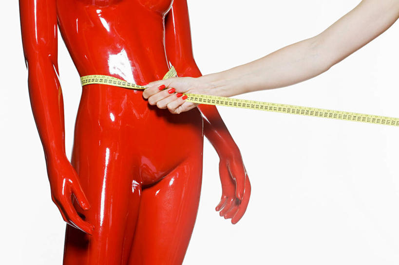 西方人,手,一个人,横图,室内,特写,白天,白色背景,正面,欧洲,欧洲人,仅一个年轻女性,仅一个女性,仅一个人,握,阴影,反射,测量,皮尺,人造模特,影子,刻度,一个,红色,尺,保养,手部,握着,保健,摄影,影棚,单个,道具,测量工具,单手,尺子,减肥,腰围尺,瘦身,服装模特,模特道具,时装道具,展示道具,服装模特道具,陈列道具,量具,量仪,塑料卷尺,尤物,年轻女性,女人,女性,白种人,半身,彩图,影棚拍摄,拍摄,佳丽,丽人,美人