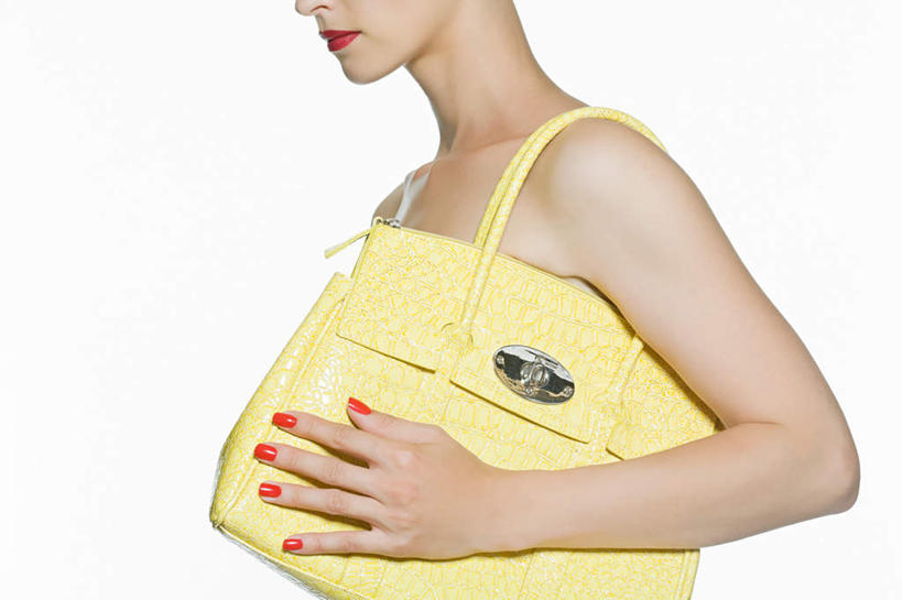 西方人,手,一个人,站,横图,室内,特写,白天,白色背景,侧面,欧洲,欧洲人,仅一个年轻女性,仅一个女性,仅一个人,阴影,装饰,反射,包,皮包,影子,指甲油,拎,裸露,一个,黄色,红色,站着,手部,摄影,影棚,单个,单手,华丽,修饰,单肩包,点缀,裸,衬托,美观,雅致,雅观,尤物,年轻女性,女人,女性,白种人,站立,半身,彩图,影棚拍摄,拍摄,拎着,佳丽,丽人,美人