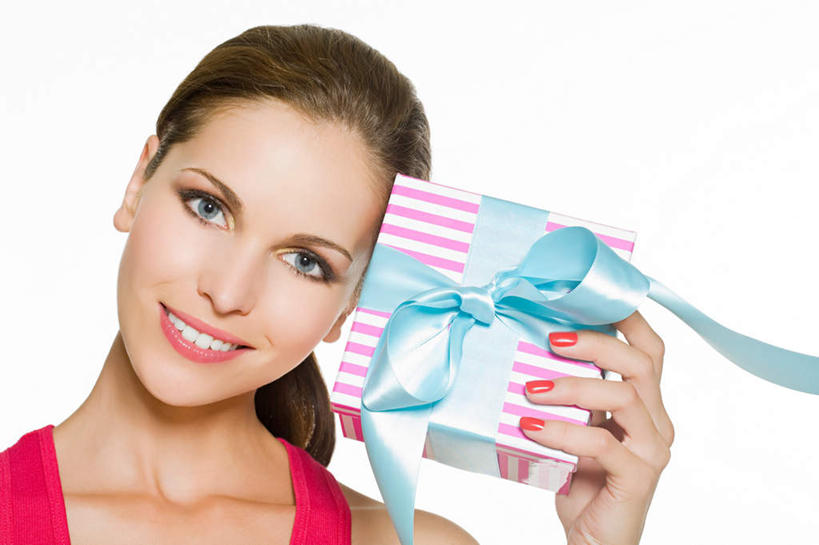 西方人,脸,头,脸颊,手,一个人,站,笑,微笑,露齿笑,横图,室内,特写,白天,白色背景,正面,礼盒,礼物,欧洲,欧洲人,仅一个年轻女性,仅一个女性,仅一个人,握,阴影,服装,装饰,反射,背心,丝绸,丝带,影子,纸盒,缎带,指甲油,注视,肩膀,绸带,盒子,一个,衣服,红色,蓝色,包装盒,礼品盒,观察,看,靠,靠着,站着,手部,握着,摄影,服饰,礼品,影棚,单个,观看,单手,华丽,修饰,点缀,察看,衣着,穿着,关注,衬托,美观,雅致,雅观,衣饰,尤物,年轻女性,女人,女性,白种人,头部,脸部,脸蛋,面部,站立,半身,彩图,影棚拍摄,拍摄,佳丽,丽人,美人