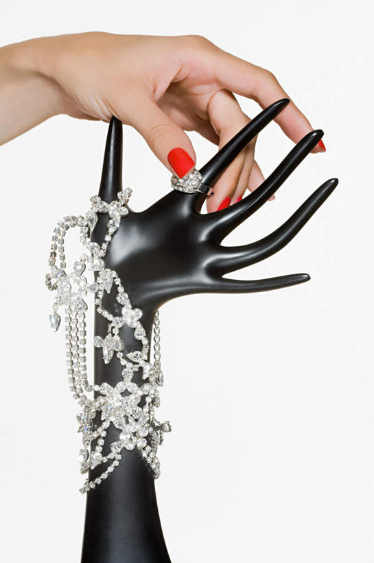 西方人,手,一个人,竖图,室内,特写,白天,白色背景,正面,爱情,奢侈,项链,珠宝,欧洲,欧洲人,仅一个年轻女性,仅一个女性,仅一个人,握,阴影,装饰,反射,矿石,影子,浪漫,指甲油,钻石,装饰品,一个,红色,黑色,戒指,模型,饰品,首饰,手部,恩爱,握着,摄影,影棚,单个,单手,金刚石,昂贵,华丽,修饰,坚硬,信物,点缀,贵重,宝石,张开五指,权利,坚定,信念,衬托,美观,雅致,雅观,手饰,约定,宝贵,尤物,年轻女性,女人,女性,白种人,半身,彩图,影棚拍摄,拍摄,五指张开,佳丽,丽人,美人