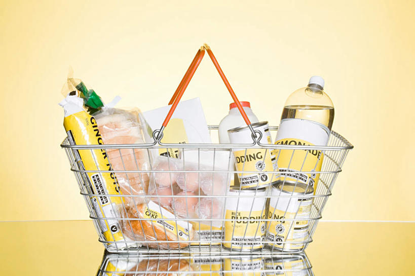 点心,面包,无人,横图,室内,特写,白天,正面,水,一堆,许多,阴影,堆叠,堆积,黄色背景,反射,英文,标志,篮子,文字,液体,影子,字符,字母,食品,面点,饮用水,标识,食物,糕点,一个,瓶子,塑料制品,矿泉水,塑料瓶,摄影,影棚,单个,堆,英文字母,便利,存放,载具,蒸馏水,快捷,方便,寄存,寄放,暂存,彩图,影棚拍摄,拍摄