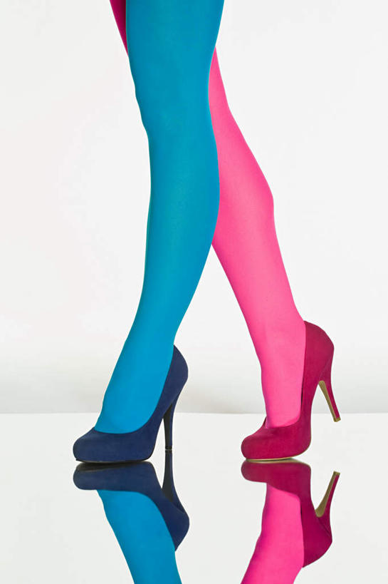 西方人,腿部,腿,一个人,站,竖图,室内,特写,白天,白色背景,侧面,高跟鞋,时尚,鞋子,欧洲,欧洲人,仅一个年轻女性,仅一个女性,仅一个人,一双,阴影,反射,影子,袜子,红色,蓝色,站着,摄影,影棚,丝袜,单脚,时髦,长筒袜,时兴,尤物,年轻女性,女人,女性,白种人,双腿交叉,站立,半身,彩图,影棚拍摄,拍摄,佳丽,丽人,美人