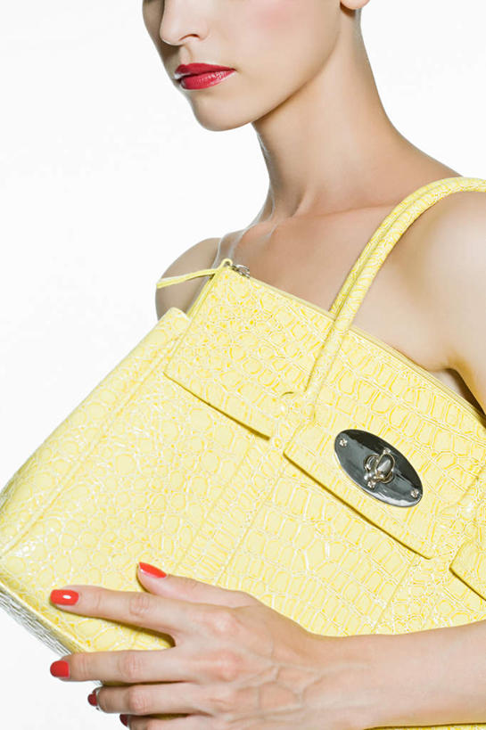 西方人,手,一个人,站,竖图,室内,特写,白天,白色背景,侧面,欧洲,欧洲人,仅一个年轻女性,仅一个女性,仅一个人,阴影,装饰,反射,包,皮包,影子,指甲油,拎,裸露,一个,黄色,红色,站着,手部,摄影,影棚,单个,单手,华丽,修饰,单肩包,点缀,裸,衬托,美观,雅致,雅观,尤物,年轻女性,女人,女性,白种人,站立,半身,彩图,影棚拍摄,拍摄,拎着,佳丽,丽人,美人