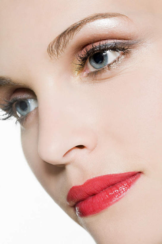 西方人,脸,头,脸颊,一个人,竖图,室内,特写,白天,白色背景,正面,化妆,美容,欧洲,欧洲人,仅一个年轻女性,仅一个女性,仅一个人,护肤,阴影,反射,影子,注视,红色,彩妆,唇彩,唇膏,观察,看,保养,享受,休闲,眼影,放松,保健,摄影,影棚,观看,察看,关注,养颜,尤物,年轻女性,女人,女性,白种人,头部,脸部,脸蛋,面部,半身,彩图,影棚拍摄,拍摄,佳丽,丽人,美人