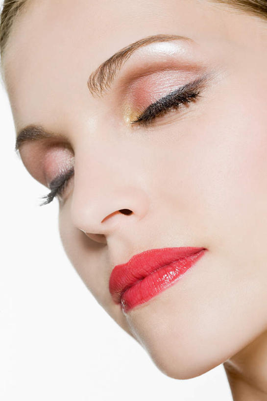 西方人,脸,头,脸颊,一个人,闭眼,竖图,室内,特写,白天,白色背景,正面,化妆,美容,欧洲,欧洲人,仅一个年轻女性,仅一个女性,仅一个人,护肤,阴影,反射,影子,红色,彩妆,唇彩,唇膏,保养,享受,休闲,眼影,放松,保健,摄影,影棚,养颜,尤物,年轻女性,女人,女性,白种人,头部,脸部,脸蛋,面部,闭眼睛,闭着眼,闭着眼睛,半身,彩图,影棚拍摄,拍摄,佳丽,丽人,美人