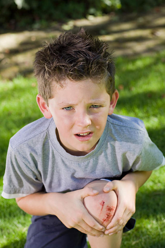 西方人,儿童,一个人,蹲,笑,微笑,露齿笑,竖图,俯视,室外,白天,纯洁,草地,草坪,植物,欧洲,欧洲人,仅一个男性,仅一个人,阴影,服装,朦胧,模糊,光线,影子,注视,休闲装,草,小孩,衣服,红色,绿色,阳光,观察,看,仅一个小孩,休闲,休闲服,血液,可爱,童年,童趣,服饰,观看,察看,伤口,关注,童真,烂漫,无邪,天真,男孩,男人,男性,白种人,孩子,蹲着,半身,彩图,高角度拍摄,男生