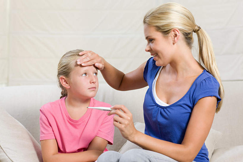 西方人,儿童,两个人,家庭,母亲,女儿,客厅,坐,笑,摸,微笑,露齿笑,横图,室内,白天,正面,纯洁,安全,靠垫,沙发,生活用品,欧洲,欧洲人,抚摸,服装,医学,测量,器材,温度计,墙,靠枕,注视,休闲装,显示屏,墙壁,墙面,一个,小孩,衣服,白色,体温计,垫子,枕头,观察,看,休闲,温暖,温馨,母女,一家人,休闲服,可爱,母爱,童年,童趣,服饰,单个,观看,快速,温度,和睦,察看,感冒,医疗,卫生,准确,起居室,体温,关注,精度,精准,发烧,电子温度计,电子体温计,布艺沙发,童真,烂漫,无邪,流感,物理,感温头,温度传感器,读数,快捷,医用温度计,量温棒,热电偶,客堂,天真,年轻女性,女孩,女人,女性,白种人,孩子,年轻人,触摸,接触,坐着,半身,彩图,融洽,女生