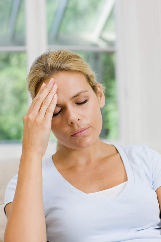 西方人,一个人,坐,闭眼,竖图,室内,白天,正面,植物,窗户,欧洲,欧洲人,仅一个年轻女性,仅一个女性,仅一个人,撑,服装,朦胧,模糊,墙,托腮,休闲装,玻璃窗,墙壁,墙面,树,树木,衣服,绿色,白色,自然,托,休闲,休闲服,服饰,生长,成长,托下巴,年轻女性,女人,女性,白种人,闭眼睛,闭着眼,闭着眼睛,坐着,半身,彩图