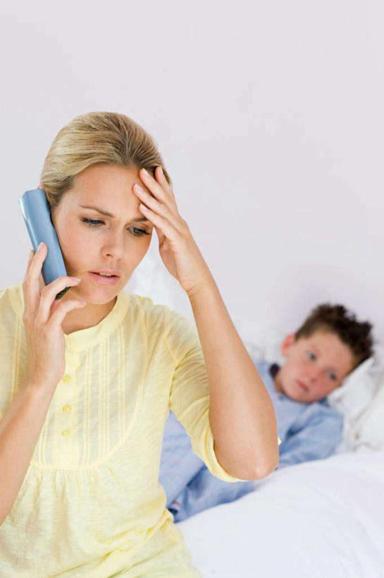 西方人,儿童,两个人,家庭,父亲,儿子,站,躺,说,打电话,竖图,室内,白天,正面,讨论,纯洁,床,卧室,电话,手机,欧洲,欧洲人,撑,握,睡衣,服装,墙,床单,注视,休闲装,通讯设备,被子,墙壁,墙面,小孩,衣服,白色,观察,看,站着,休闲,温暖,温馨,父子,一家人,休闲服,父爱,可爱,童年,童趣,握着,服饰,单人床,观看,担忧,和睦,察看,撑着,被单,忧虑,关注,忧郁,童真,烂漫,无邪,一部,寝衣,卧着,担心,交流,天真,男孩,男人,男性,年轻男性,白种人,孩子,年轻人,沟通,讲话,交谈,商讨,说话,谈话,躺着,通话,卧,站立,半身,彩图,睡房,卧房,融洽,男生